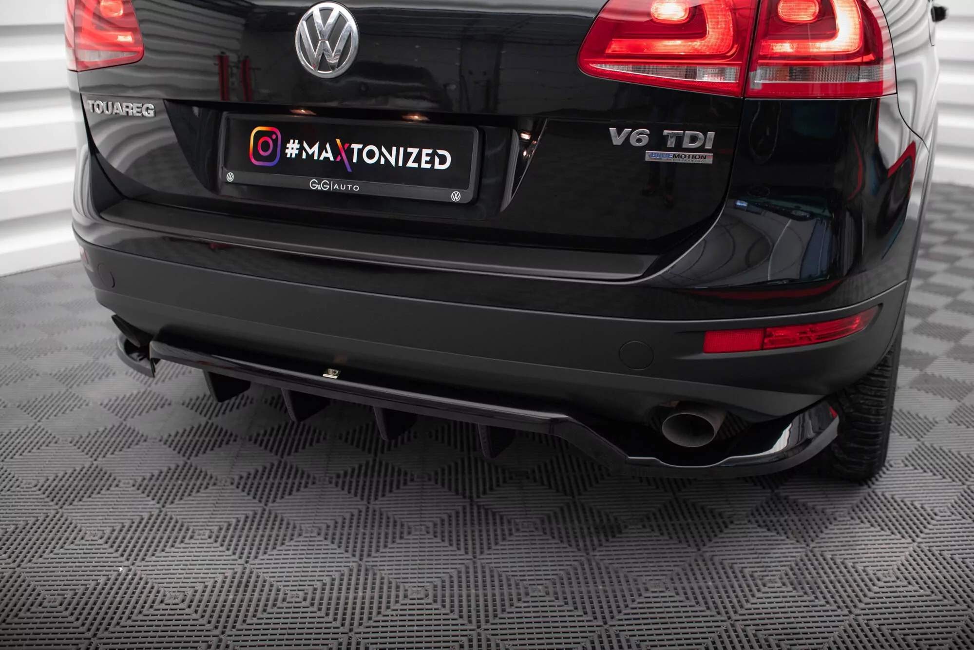 Hinten Splitter (mit Einem Vertikalem Balken) Volkswagen Touareg Mk2 Schwarz Hochglanz