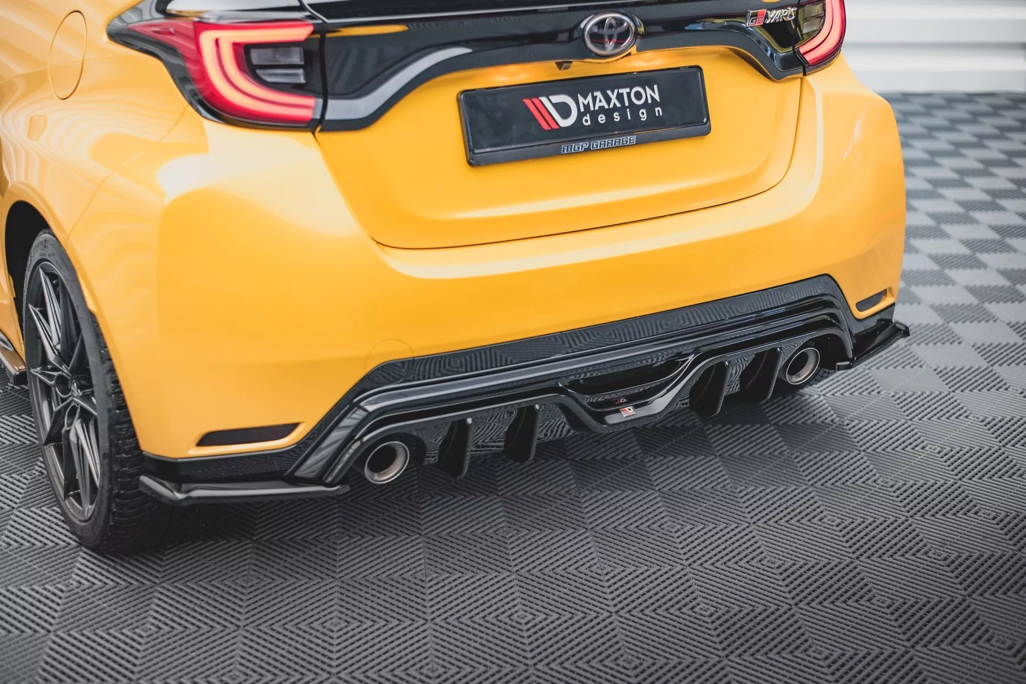 Heck Ansatz Flaps Diffusor V.3 Für Toyota GR Yaris Mk4 Schwarz Hochglanz
