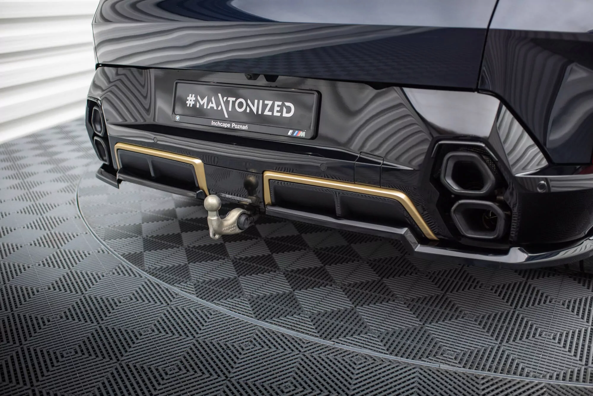 Hinten Splitter (mit Einem Vertikalem Balken) BMW XM G09 Schwarz Hochglanz