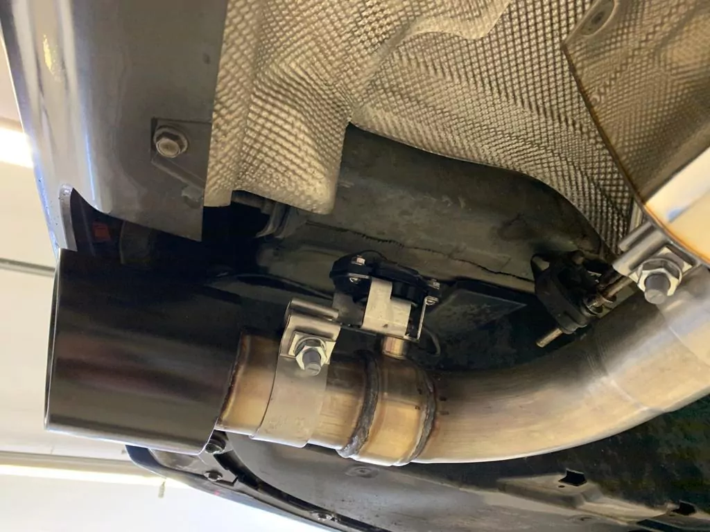 BMW F30/31 - 330i xDrive  Endschalldämpfer quer Ausgang rechts/links - 1x100 Typ 25 rechts/links Schwarz emalliert - mit Abgasklappe im linken Endrohr