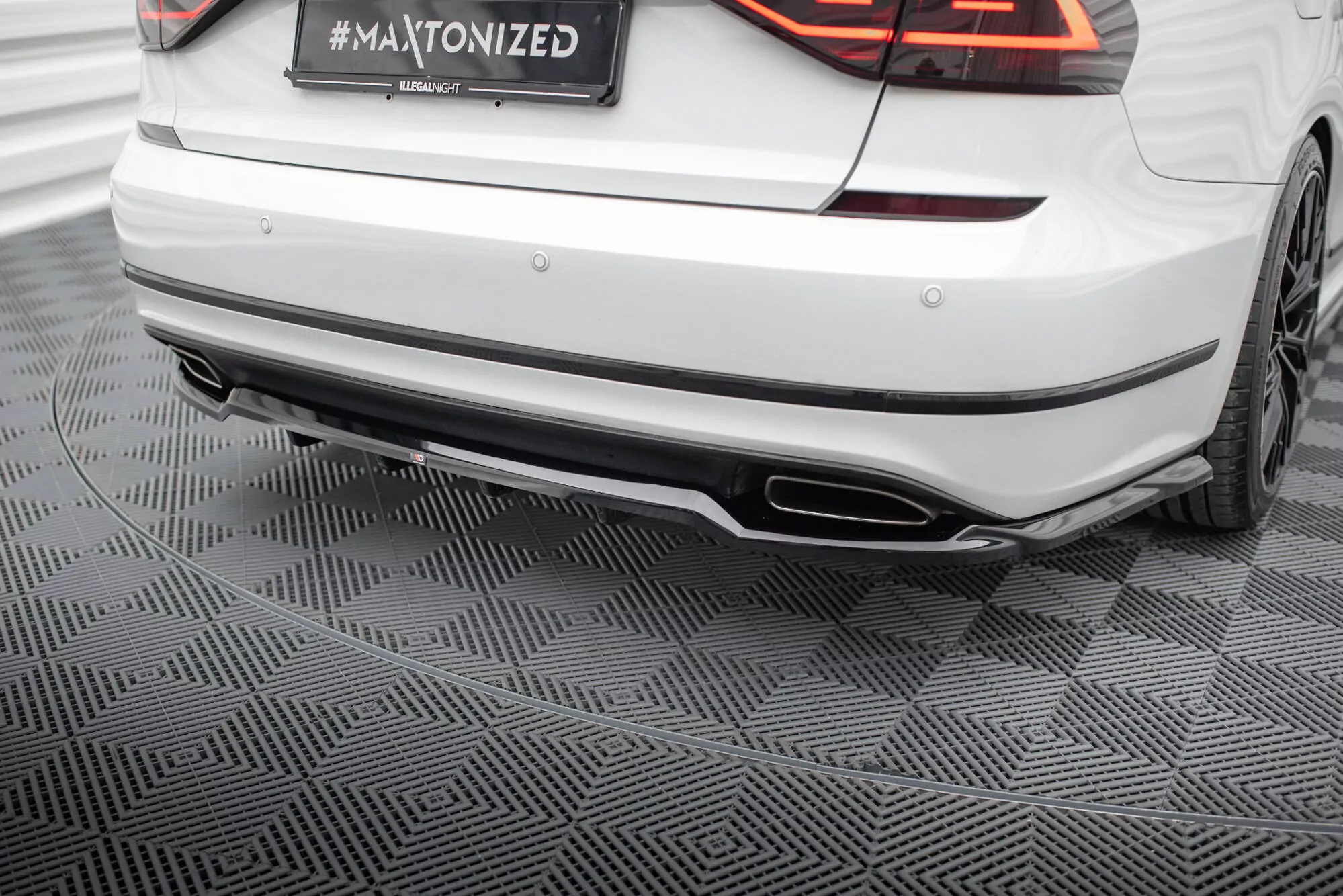 Hinten Splitter (mit Einem Vertikalem Balken) Volkswagen Passat GT B8 Facelift USA Schwarz Hochglanz