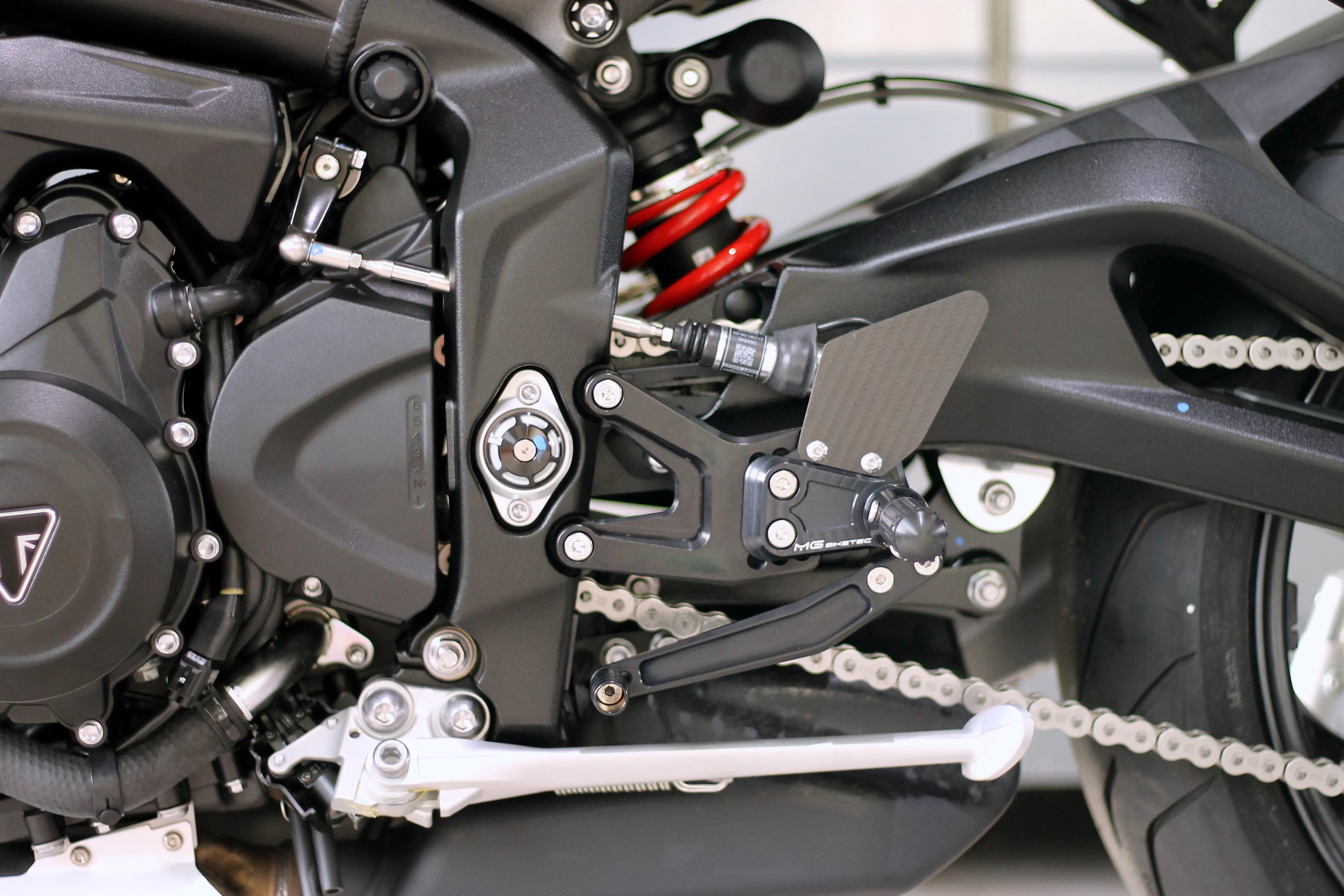 MG Biketec Sportfussrastenanlage / Rastenanlage / Fußrastenanlage mit ABE, gültig in D - A - CH für Triumph Street Triple 765 S / R / RS ab 2023