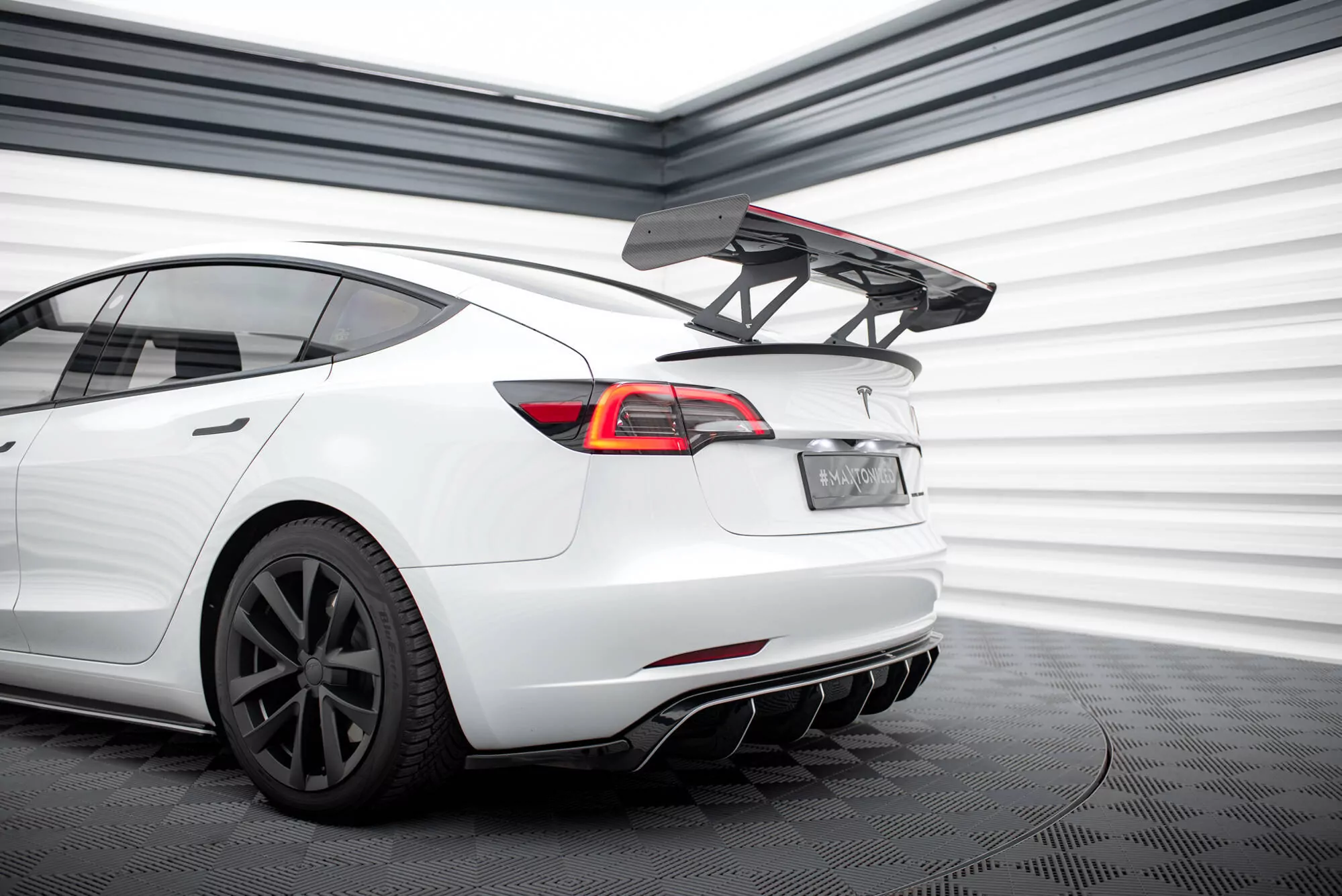 Carbon Spoiler + LED Tesla Model 3
