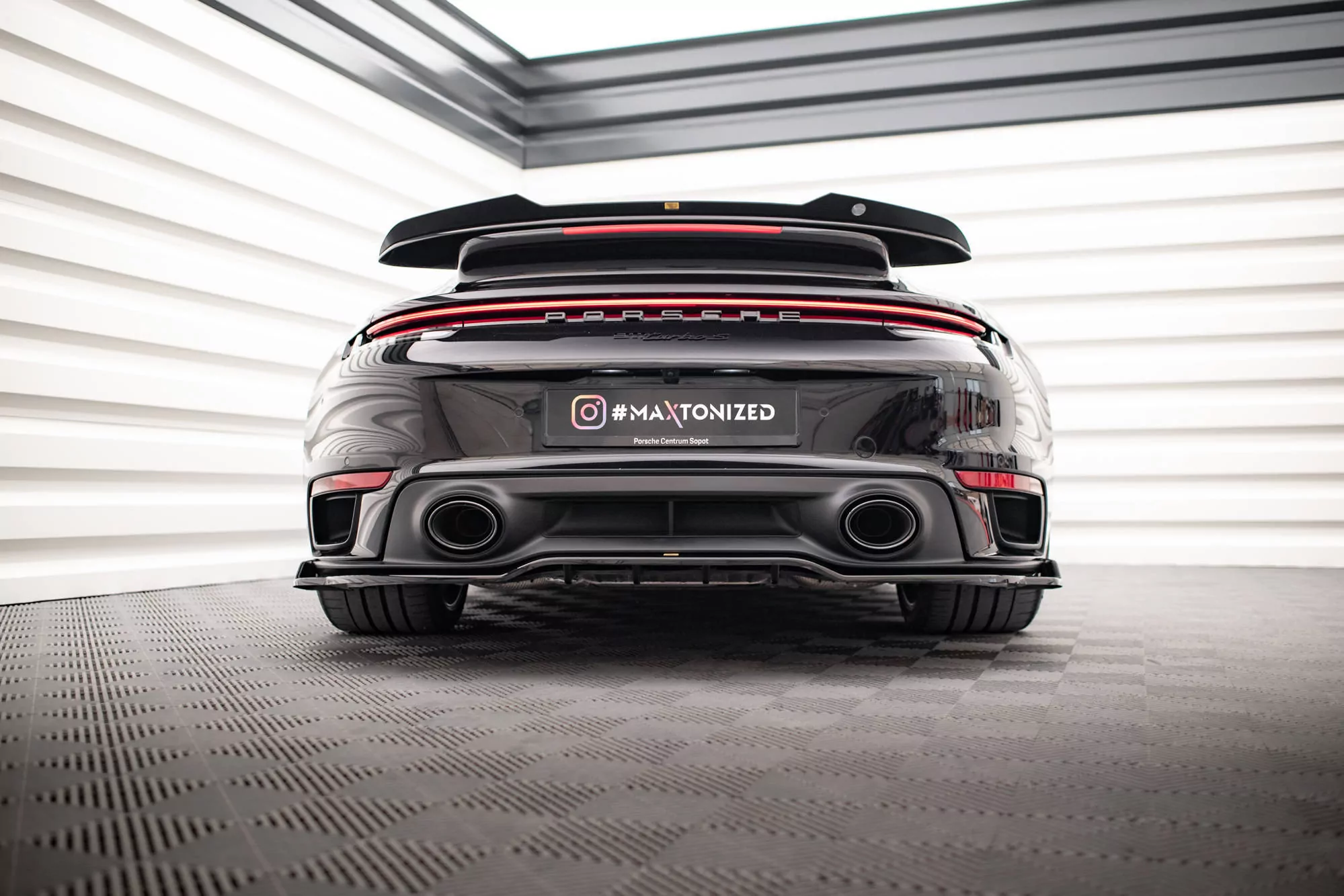 Hinten Splitter (mit Einem Vertikalem Balken) Porsche 911 Turbo S 992 Schwarz Hochglanz