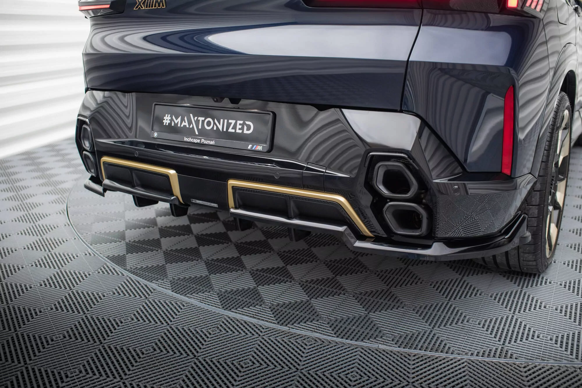 Hinten Splitter (mit Einem Vertikalem Balken) BMW XM G09 Schwarz Hochglanz